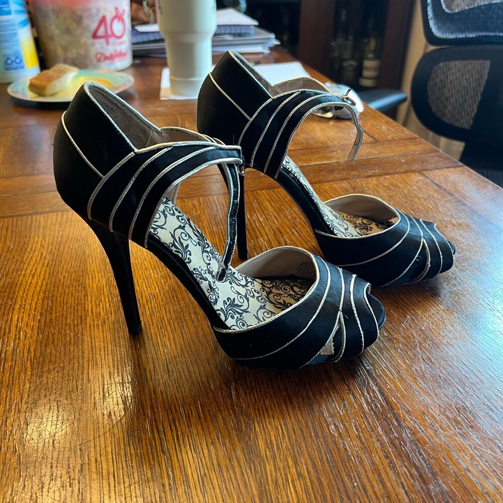 Betsey Johnson Black & Gold Peep Toe Heels Size 8 - Picture 7 of 12